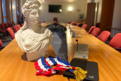 Le buste de Marianne, l'écharpe du maire et un dossier estampillé Guipavas dans la salle du conseil en mairie - Agrandir l'image, fenêtre modale