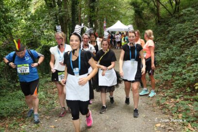 La Biskoulenn est une course à pied festive et sans chrono. Les coureurs comme ici en 2025, viennent déguisés. - Agrandir l'image, fenêtre modale