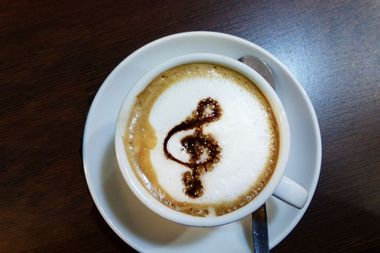 Tasse de café avec une note de musique sur la mousse de lait