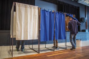 bureau de vote : isoloirs à l'Alizé