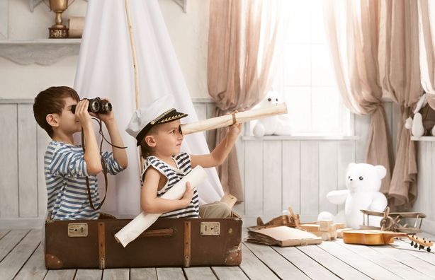 Enfants explorateurs dans une valise 