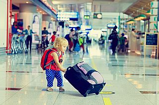 Petite fille avec une valise