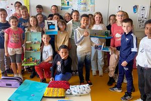 Photo de la classe de CM1 avec leur réalisations pour le concours Ecopousse 2025