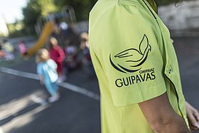 agent des écoles avec enfants en fond