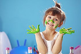 fillette les mains pleines de peinture